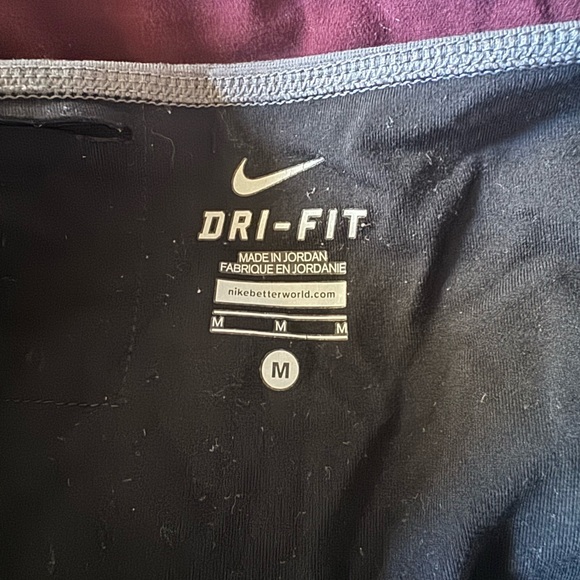 Nike Women’s Grey Capri Leggings with Waistband Pocket - Picture 3 of 4